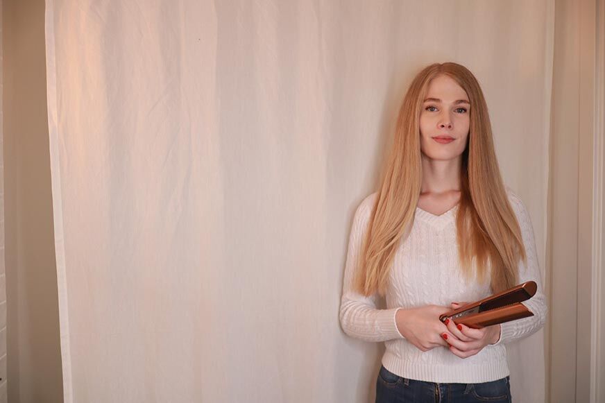 Man sieht das Styling-Ergebnis mit dem Dyson Corrale.